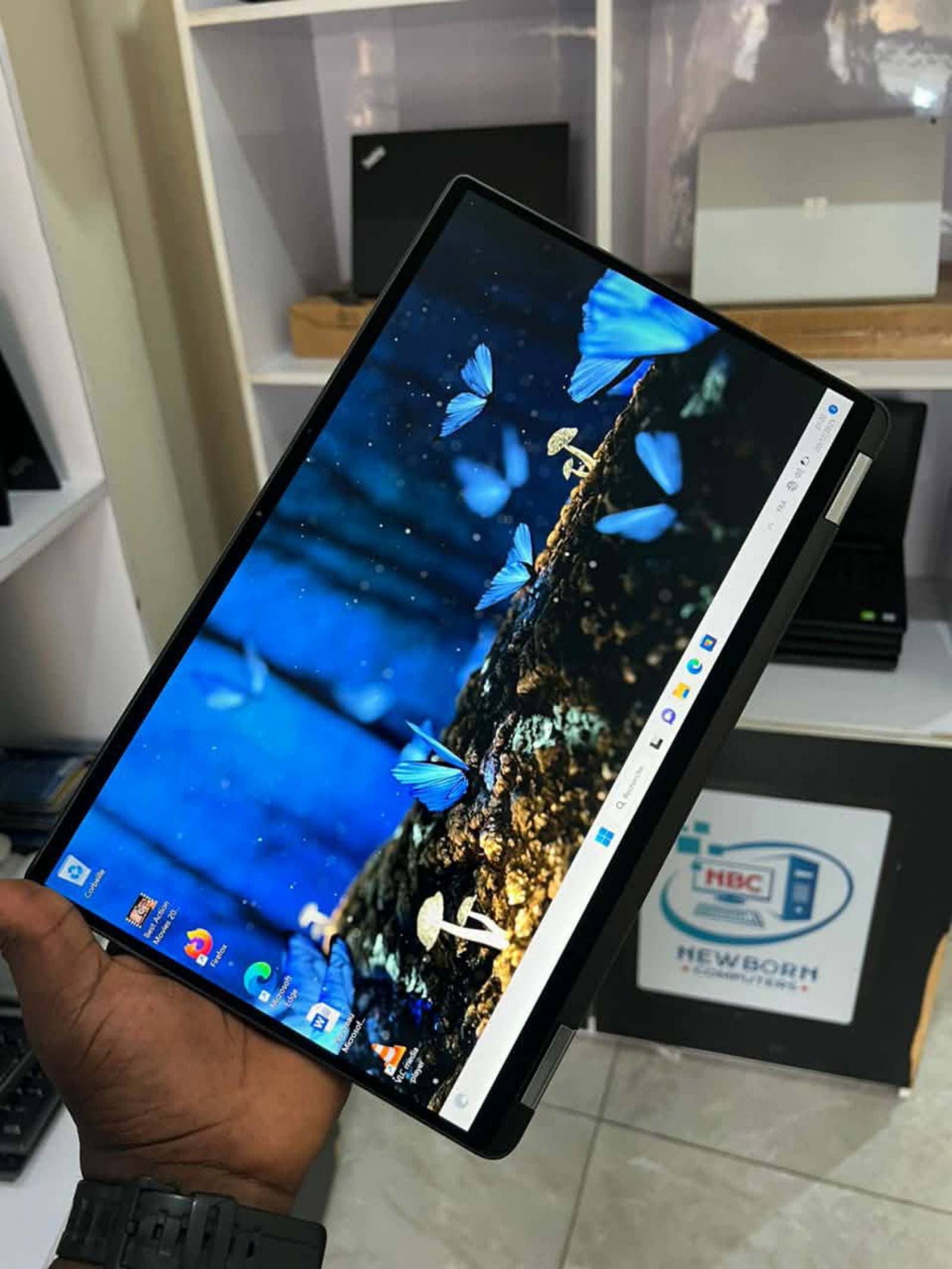 💻 *Dell Latitude 7400 x360* 𝐔𝐥𝐭𝐫𝐚 𝐒𝐥𝐢𝐦, 𝐩𝐮𝐢𝐬𝐬𝐚𝐧𝐭 𝐂𝐨𝐫𝐞 i5 *8ieme Gen* *16𝐠* 𝐑𝐀𝐌 256GB 𝐒𝐒𝐃