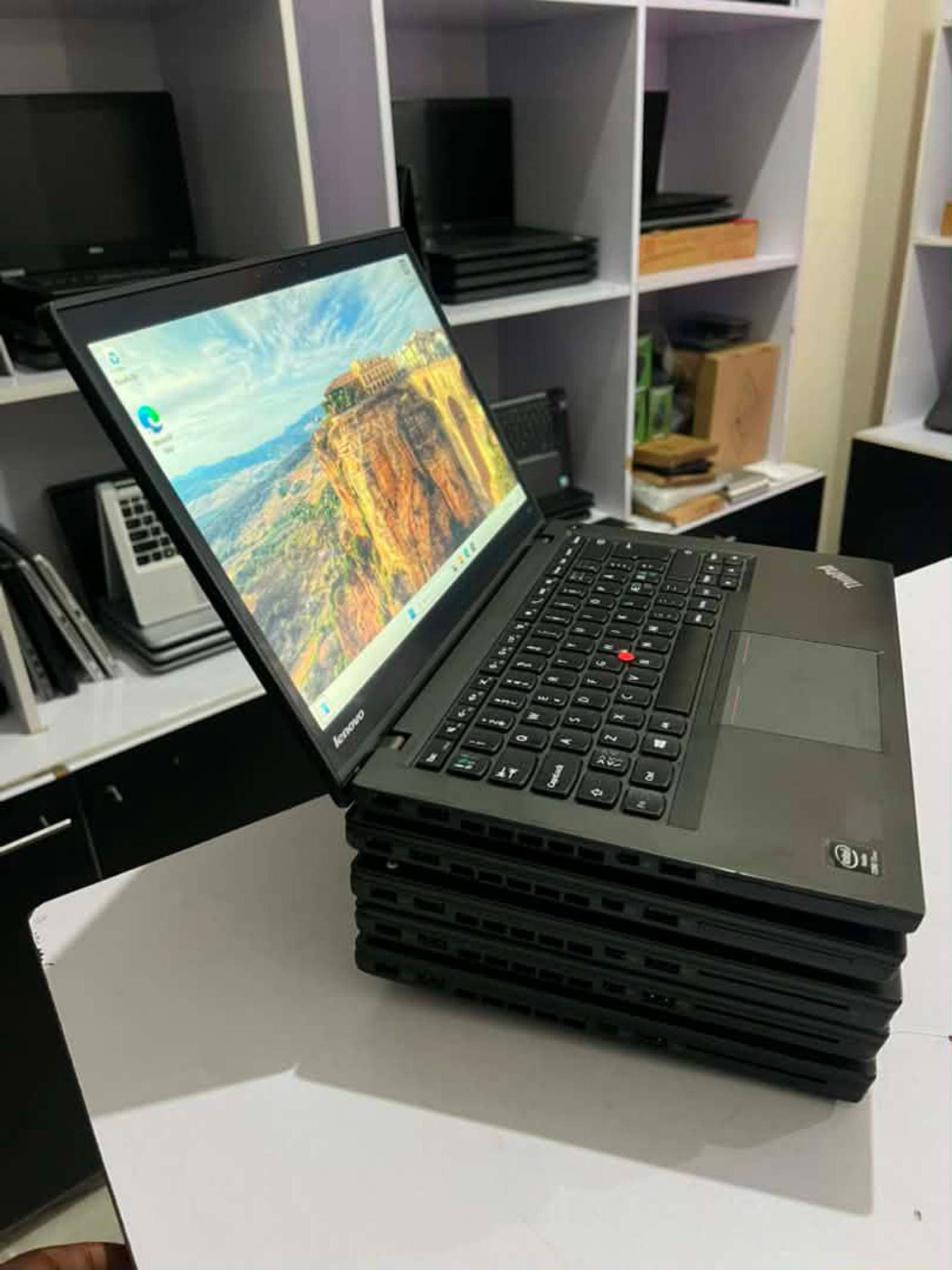 *Lenovo Thinkpad T440s*
🔺Intel core i7- 5300U processor(4CPUs)
