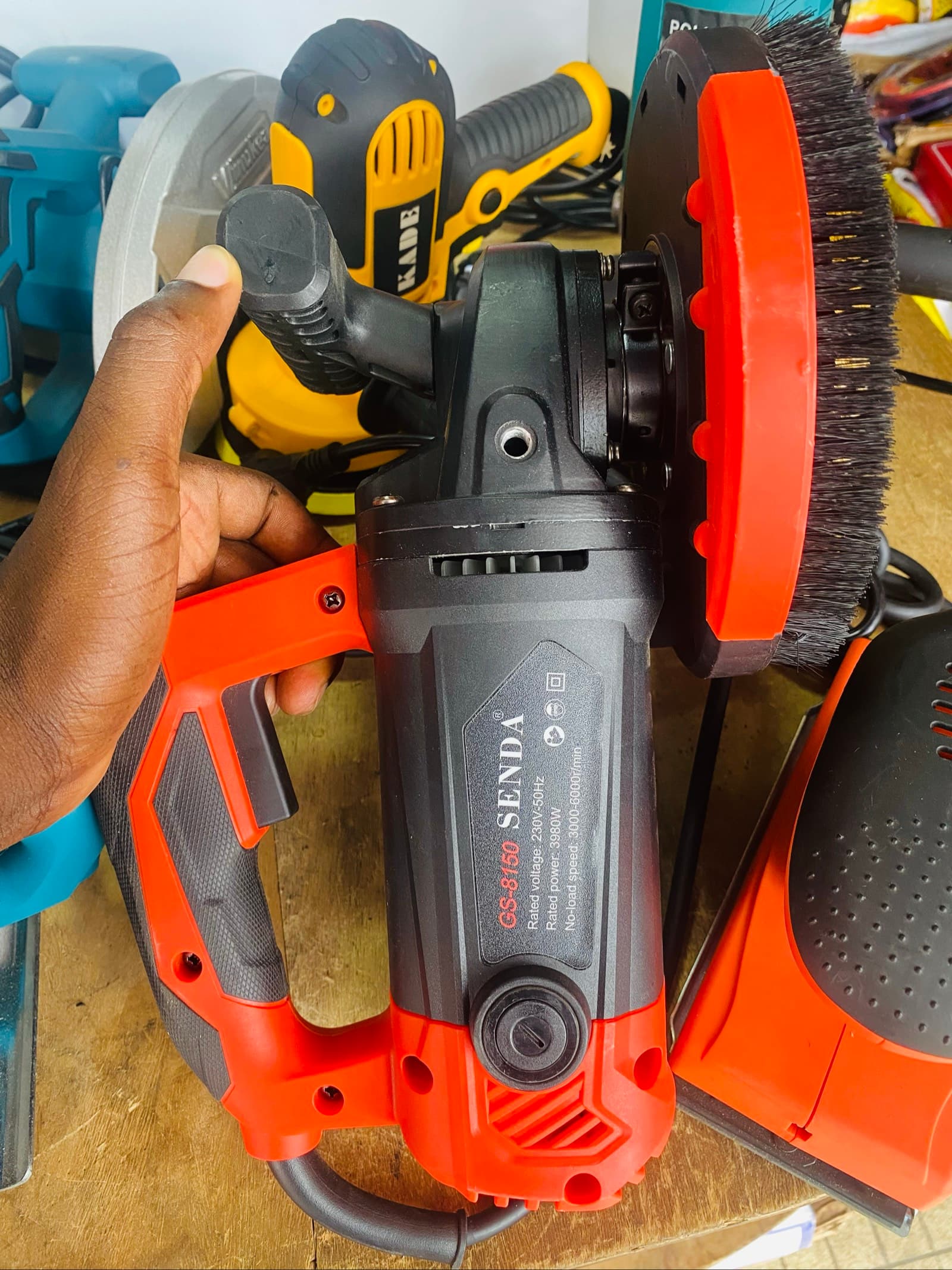 WALL AND FLOOR POLISHING MACHINE